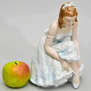 Редкость! Большая Фарфоровая Статуэтка «Балерина, завязывающая пуанту», ROSENTHAL Германия - 40е годы ХХ века.