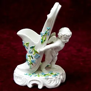 Антикварная Вазочка - Статуэтка «Путти с туфелькой», Фарфор SITZENDORF Германия 1880-1900 годы.