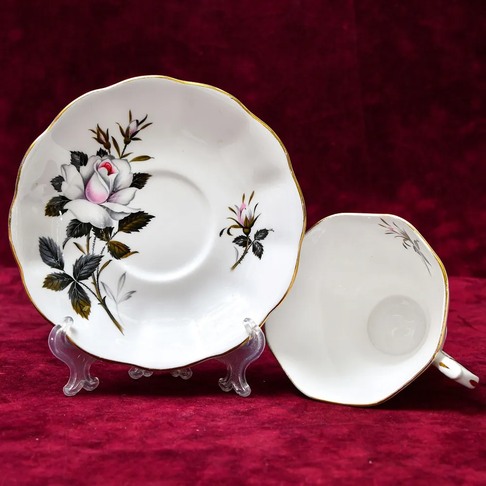 Коллекционная Фарфоровая Чайная пара «Посланница Королевы», ROYAL ALBERT Англия, вторая половина ХХ века.