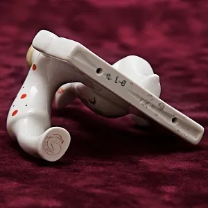 Фарфоровая статуэтка «На заборе», СССР Сысертский фарфоровый завод, 1960 - 1977 гг. 