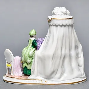 Миниатюрная Фарфоровая статуэтка «Утренние одевания», Scheibe Alsbach Германия, первая половина ХХ в. 