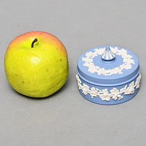 Шкатулка - Бонбоньерка «Виноградная лоза», фарфор ВЕДЖВУД / WEDGWOOD, Англия, вторая половина ХХ века.