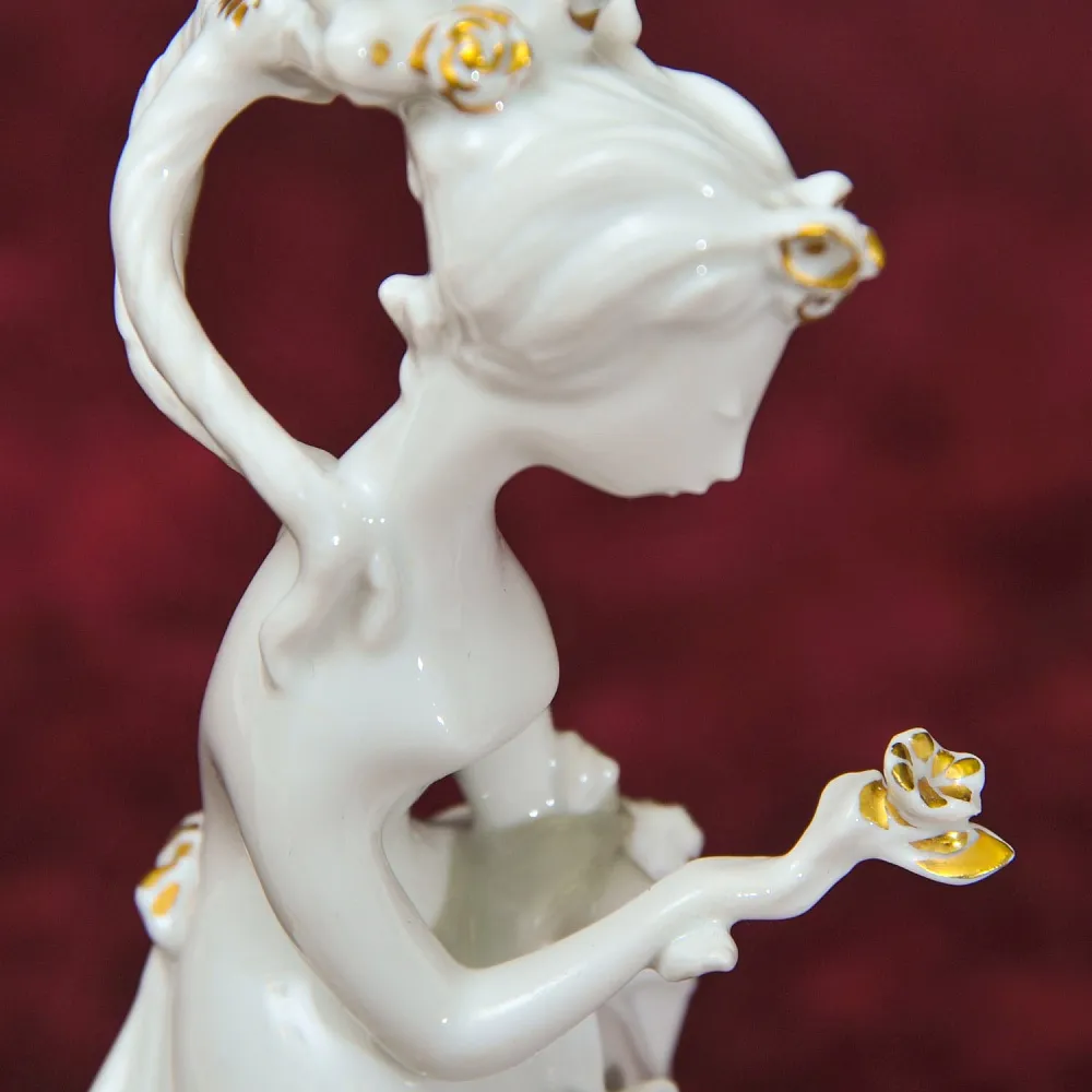 Авторская Фарфоровая Статуэтка «Девушка с цветами», ROSENTHAL Германия - 1982 год.