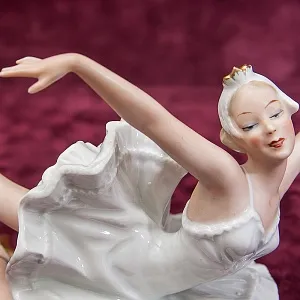 Фарфоровая статуэтка «Балерина, Танец - Лебединое озеро»,  ВАЛЕНДОРФ / WALLENDORF  Германия.