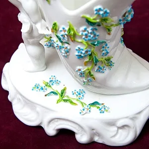 Антикварная Вазочка - Статуэтка «Путти с туфелькой», Фарфор SITZENDORF Германия 1880-1900 годы.