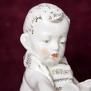 Статуэтка - Фарфоровая Статуэтка «Мальчик с Сандалией» СССР, Песочное -1960 год.