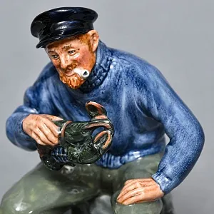 Коллекционная Фарфоровая статуэтка «Рыбак с омаром», Royal Doulton Ангия, 1963 - 1994 годы. 