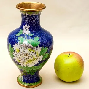 Оригинальная Ваза в технике « Клуазоне» Китай 50 -е годы ХХ века Н - 21 см.