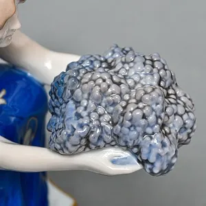 Антикварная Фарфоровая статуэтка «Девушка с виноградом», ROSENTHAL Германия, 1923 - 1933 годы. 