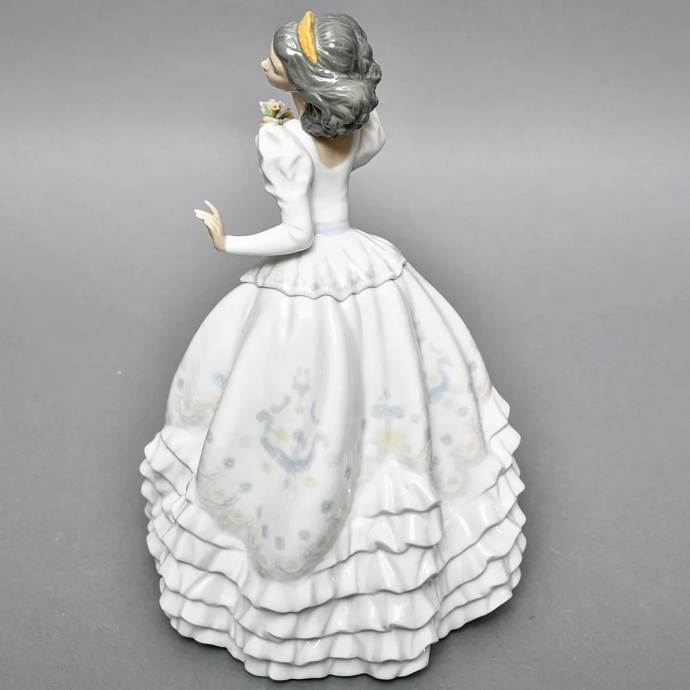 Коллекционная Фарфоровая статуэтка «Девушка в бальном платье», Lladro Испания, 2000 - 2004 годы. 