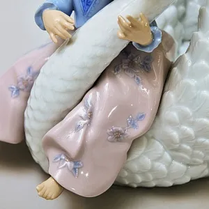 Коллекционная Фарфоровая Статуэтка «Девочка и лебедь», Lladro Испания - 1990 год.