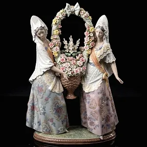 Большая! Коллекционная Фарфоровая статуэтка «Цветочное подношение», Lladro Испания, 1986 - 2004 годы.