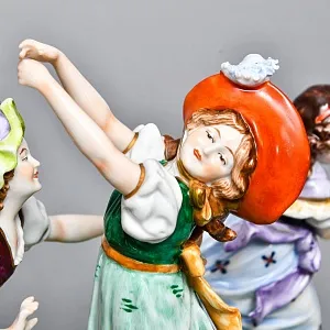 Большая Антикварная Статуэтка «Детские забавы - Ручеек», фарфор Scheibe - Alsbach, Германия.