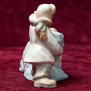 Авторская Коллекционная Фарфоровая Статуэтка «Мальчик и Снежный Медведь», Дулёво Россия.