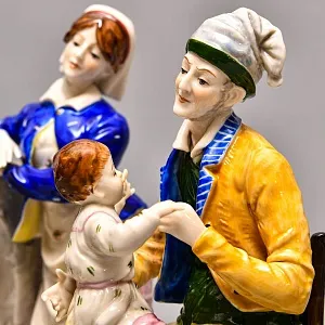 Коллекционная Фарфоровая статуэтка «Семья у домашнего очага», Ackermann & Fritze Германия.