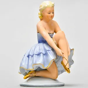 Коллекционная Фарфоровая Статуэтка «Балерина поправляющая пуанту», FASOLD&STAUCH Германия.