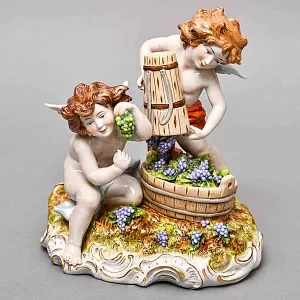 Антикварная Фарфоровая статуэтка «Урожай. Путти, собирающие виноград», Carl Thieme Германия.