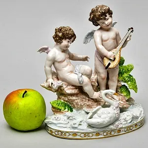 Редкость! Коллекционная Фарфоровая Статуэтка «ДВА ПУТТИ И ЛЕБЕДЬ», Scheibe - Alsbach Германия.