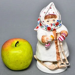 Авторская Коллекционная Фарфоровая Статуэтка «Укутыш или Девочка на лыжах», Россия.