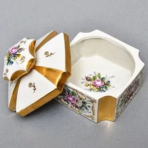 Антикварный Парфюмерный набор - три Флакона и Шкатулка, Limoges Франция, конец XIX - начало ХХ века. 