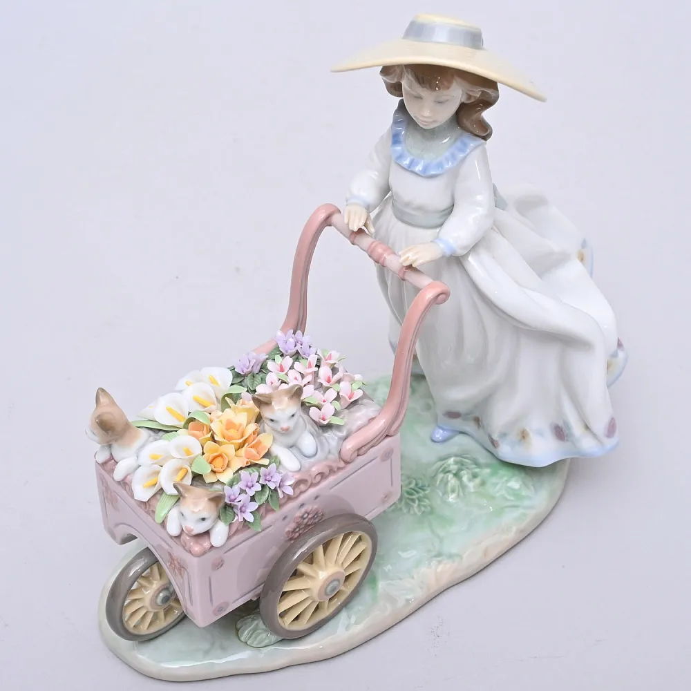 Авторская Фарфоровая статуэтка «Девочка с тележкой цветов и котятами», Lladro Испания.