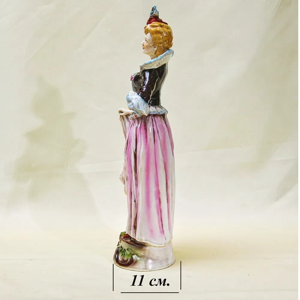 Большая Фарфоровая Статуэтка «Девушка на прогулке», GRAFENTHAL Германия - 1985год.