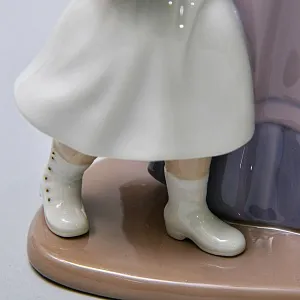 Коллекционная Фарфоровая статуэтка «На прогулке. Дама и девочка», Lladro Испания. 