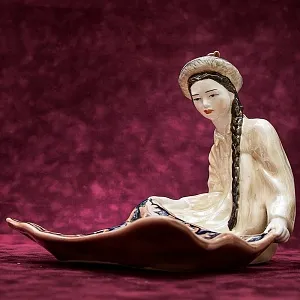 Коллекционная статуэтка - мелочевница «Киргизка с ковром», Фаянс ЗиК Конаково СССР, 1957 год. 
