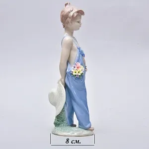 Авторская Фарфоровая статуэтка «Мальчик с цветами», Lladro Испания, 1997 год.