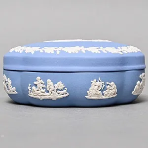 Шкатулка - Бонбоньерка «Колесница», фарфор ВЕДЖВУД / WEDGWOOD, Англия, вторая половина ХХ века.