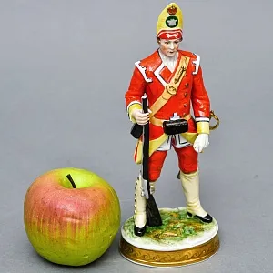 Фарфоровая Cтатуэтка «Солдаты Британской Армии. 27-й пехотный полк», RUDOLF KAMMER Германия. 