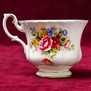 Коллекционная Фарфоровая Чайная пара «Сад в Челси», ROYAL ALBERT Англия, вторая половина ХХ века.