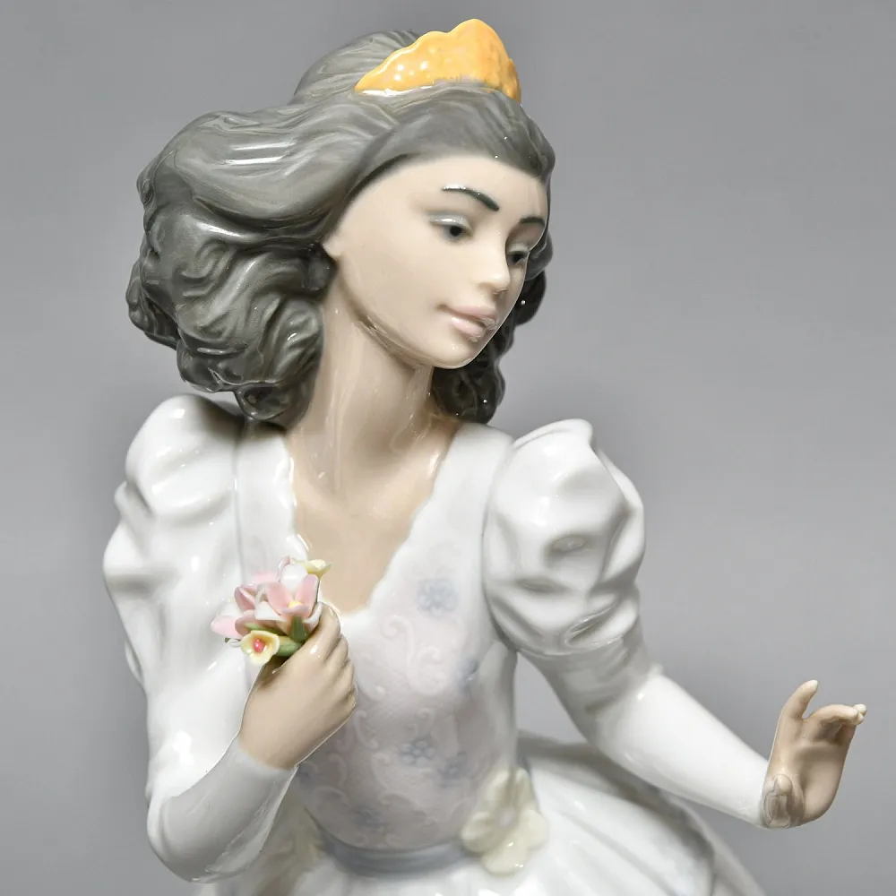 Коллекционная Фарфоровая статуэтка «Девушка в бальном платье», Lladro Испания, 2000 - 2004 годы. 