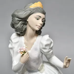 Коллекционная Фарфоровая статуэтка «Девушка в бальном платье», Lladro Испания, 2000 - 2004 годы. 