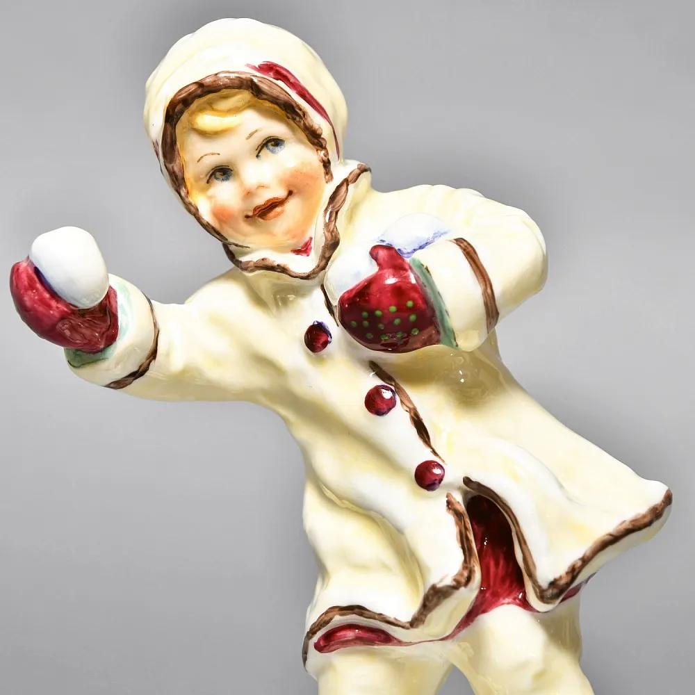 Авторская Фарфоровая статуэтка «Девочка со снежком», Royal Worcester Англия.