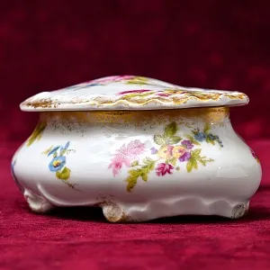 Антикварная Фарфоровая Шкатулка - Бонбоньерка «Летние мотивы». Франция начало ХX века.