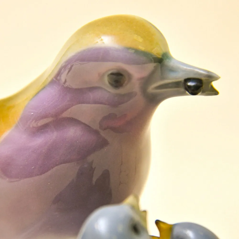 Антикварная Фарфоровая статуэтка «Птица кормит птенцов», Pfeffer Gotta Германия 1882 -1934 год.