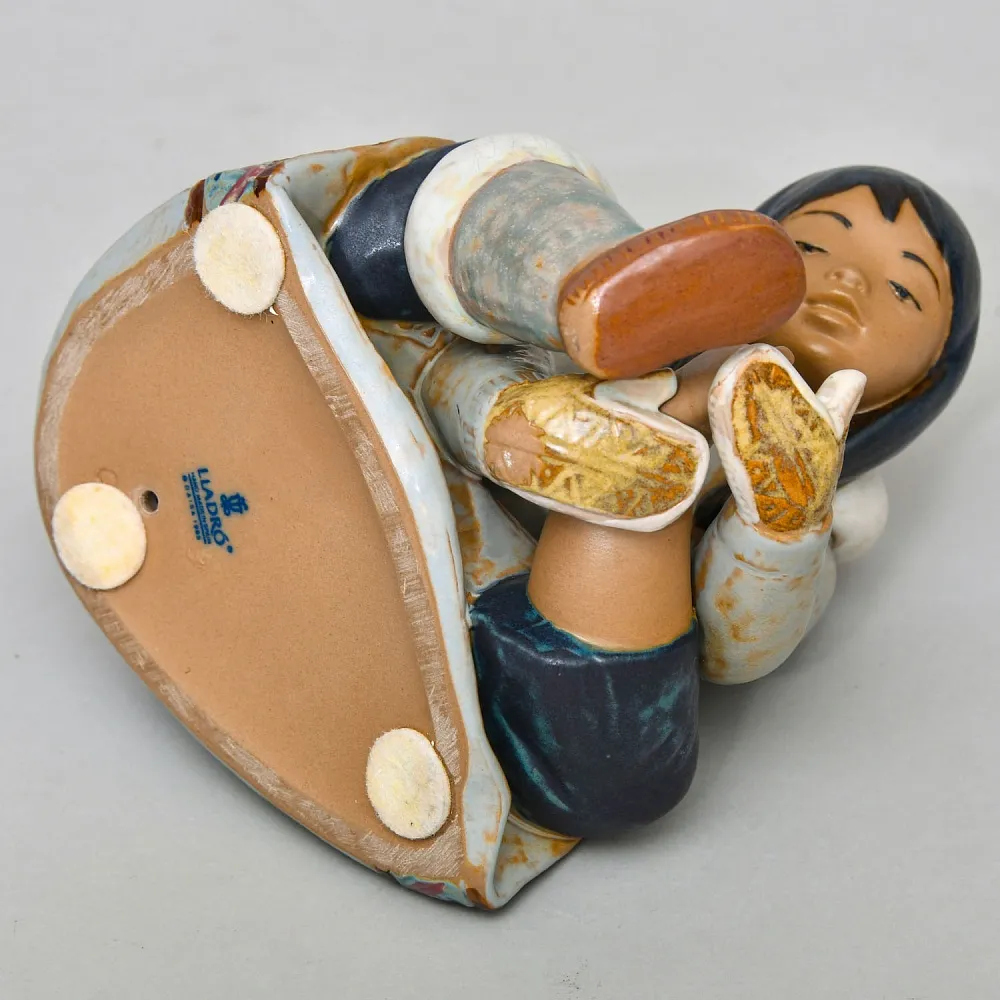 Фарфоровая Статуэтка  «Эскимос девочка - замерзла», Грес Lladro, Испания - 1985 год.