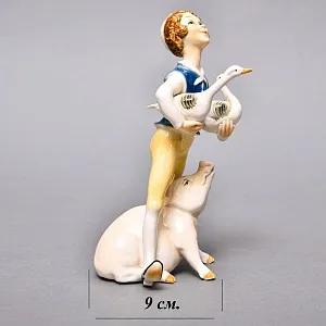 Коллекционная Фарфоровая статуэтка «Мальчик с гусями и поросенком», Karl Ens Германия.