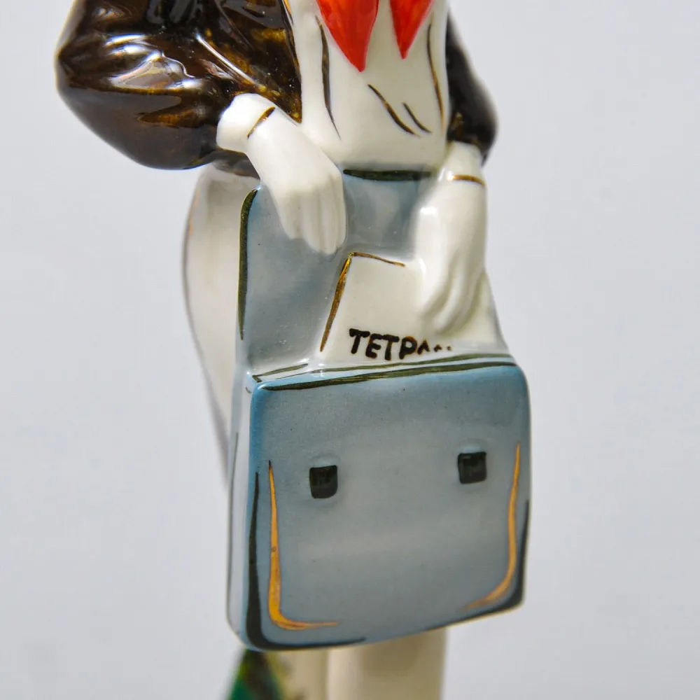 Авторская Коллекционная Фарфоровая Статуэтка «Школьница - Пионерка с портфелем», Россия.