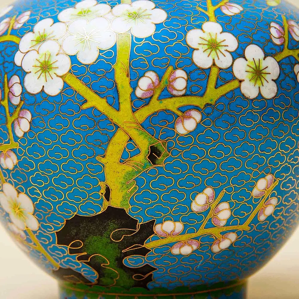 Шикарная Ваза «Сакура в цвету» в технике « Клуазоне» Китай 50 -е годы ХХ века.