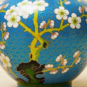 Шикарная Ваза «Сакура в цвету» в технике « Клуазоне» Китай 50 -е годы ХХ века.
