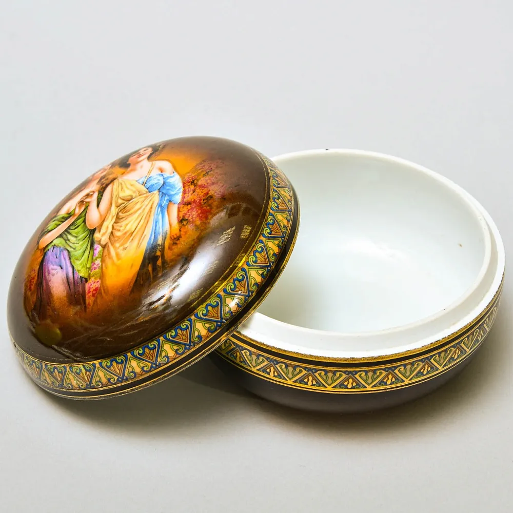 Классическая Фарфоровая Шкатулка - Бонбоньерка «Две Грации», Vienna Style Германия, середина ХХ века.