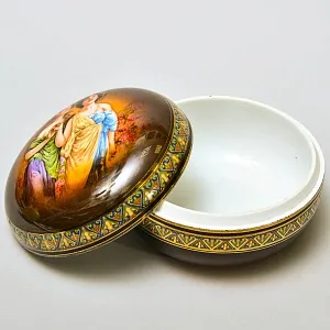 Классическая Фарфоровая Шкатулка - Бонбоньерка «Две Грации», Vienna Style Германия, середина ХХ века.