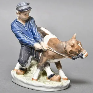 Коллекционная Фарфоровая статуэтка «Мальчик с бычком», Royal Copenhagen Дания, 1979 - 1983 годы. 