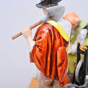 Коллекционная Фарфоровая статуэтка «Папа пришел с работы», VOLKSTEDT Германия, середина ХХ века.