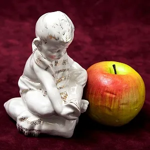 Статуэтка - Фарфоровая Статуэтка «Мальчик с Сандалией» СССР, Песочное -1960 год.