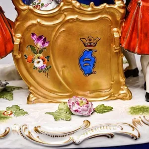 Антикварная Фарфоровая статуэтка «Дама в золотом портшезе», Carl Thieme Германия, 1864 - 1888 годы. 