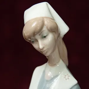 Фарфоровая статуэтка «Молодая Медсестра» из серии «Медицина» Lladro, Daisa, Испания - Н-36 см.