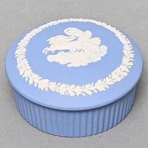 Шкатулка - Бонбоньерка «Античная колесница», фарфор ВЕДЖВУД / WEDGWOOD, Англия, вторая половина ХХ века.